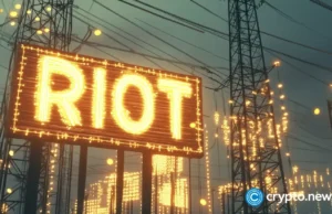 Riot stock rises ahead of earnings as a risky pattern emerges